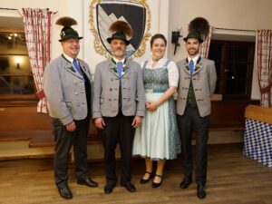 Vorstandtschaft vom Trachtenverein Alpenrose Nußdorf am Inn