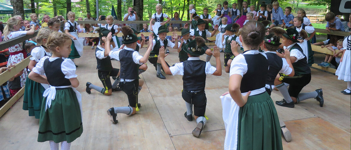 Kinder und Jugendgruppe des Trachtenverein Alpenrose e.V. Nußdorf am Inn